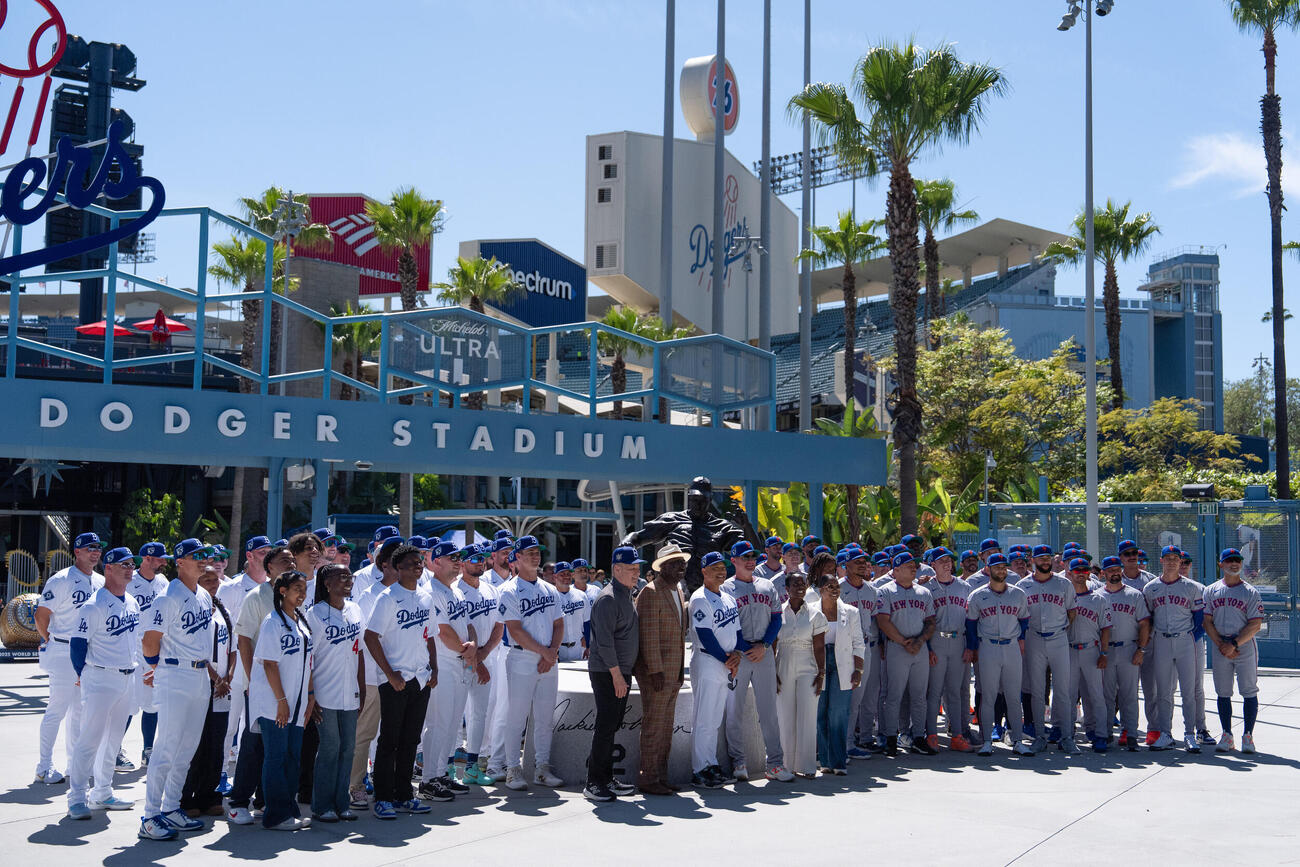 ジャッキー・ロビンソン・デーのセレモニーに参加したドジャースとメッツの選手ら（AP）