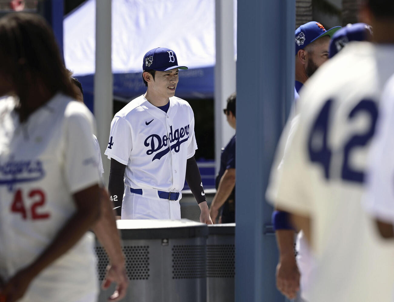 「ジャッキー・ロビンソン・デー」の式典に臨むドジャース・佐々木＝ロサンゼルス（共同）