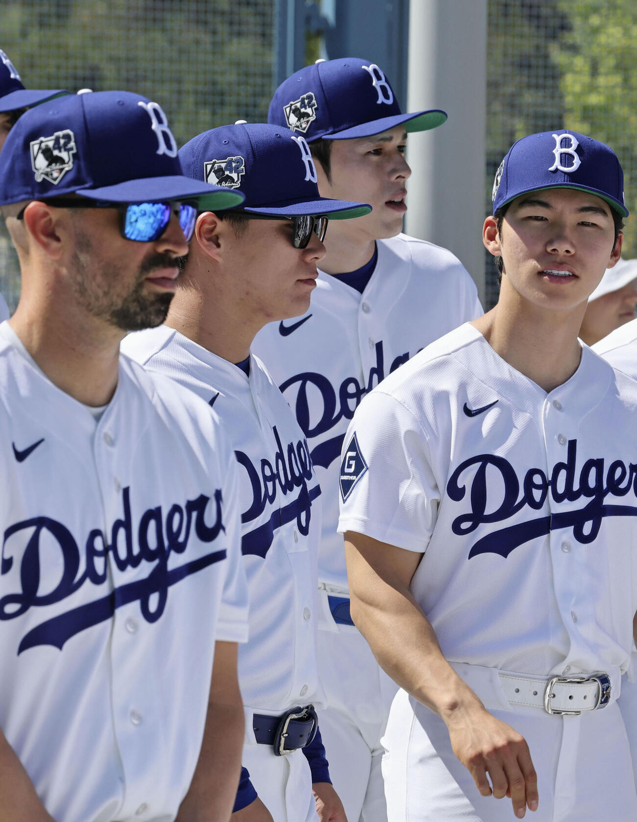 「ジャッキー・ロビンソン・デー」の式典に参加したドジャース・佐々木（中央右）と山本（同左）＝ロサンゼルス（共同）