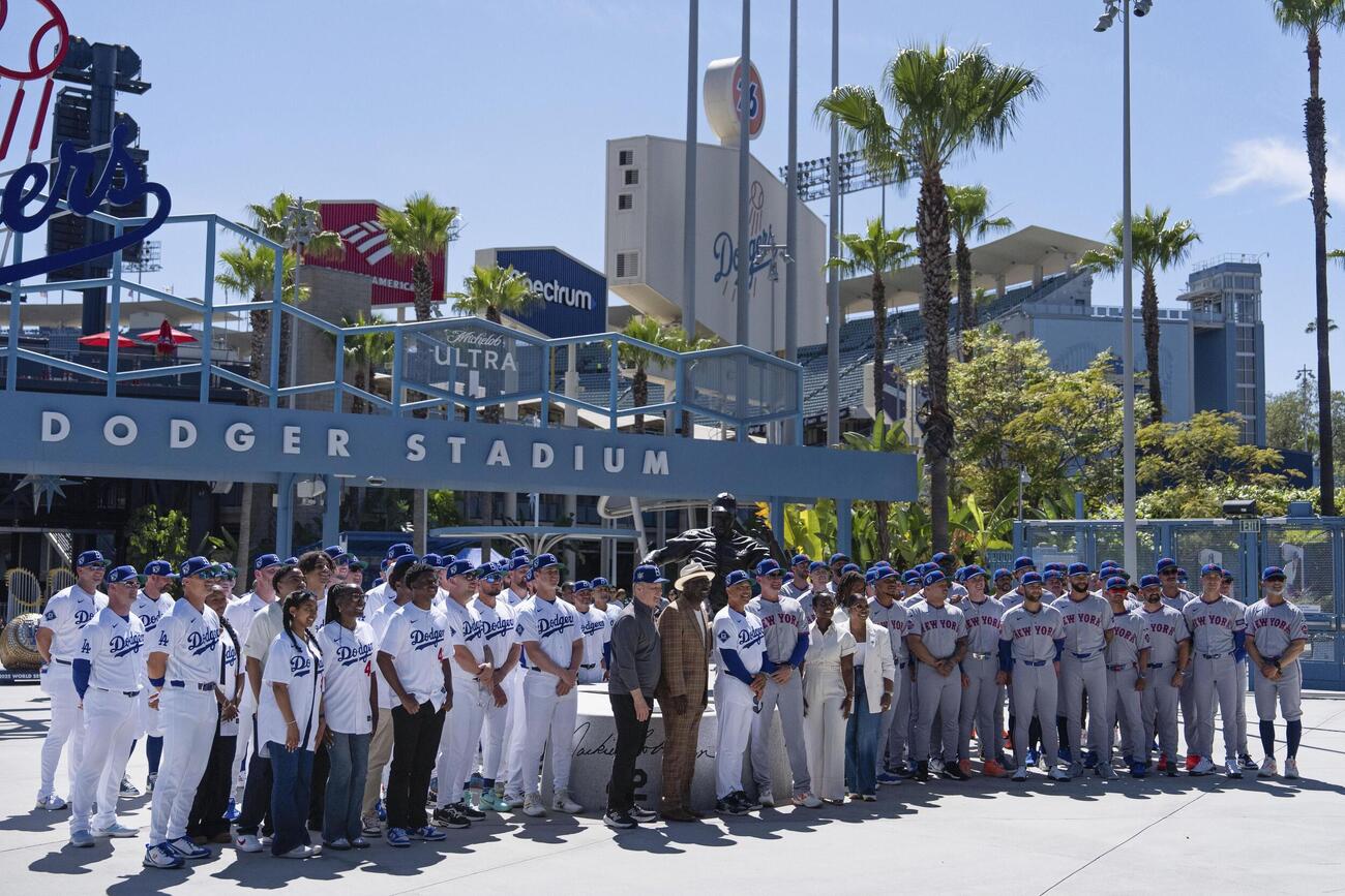「ジャッキー・ロビンソン・デー」の式典で写真に納まるドジャース（左側）とメッツの選手ら＝ロサンゼルス（AP＝共同）