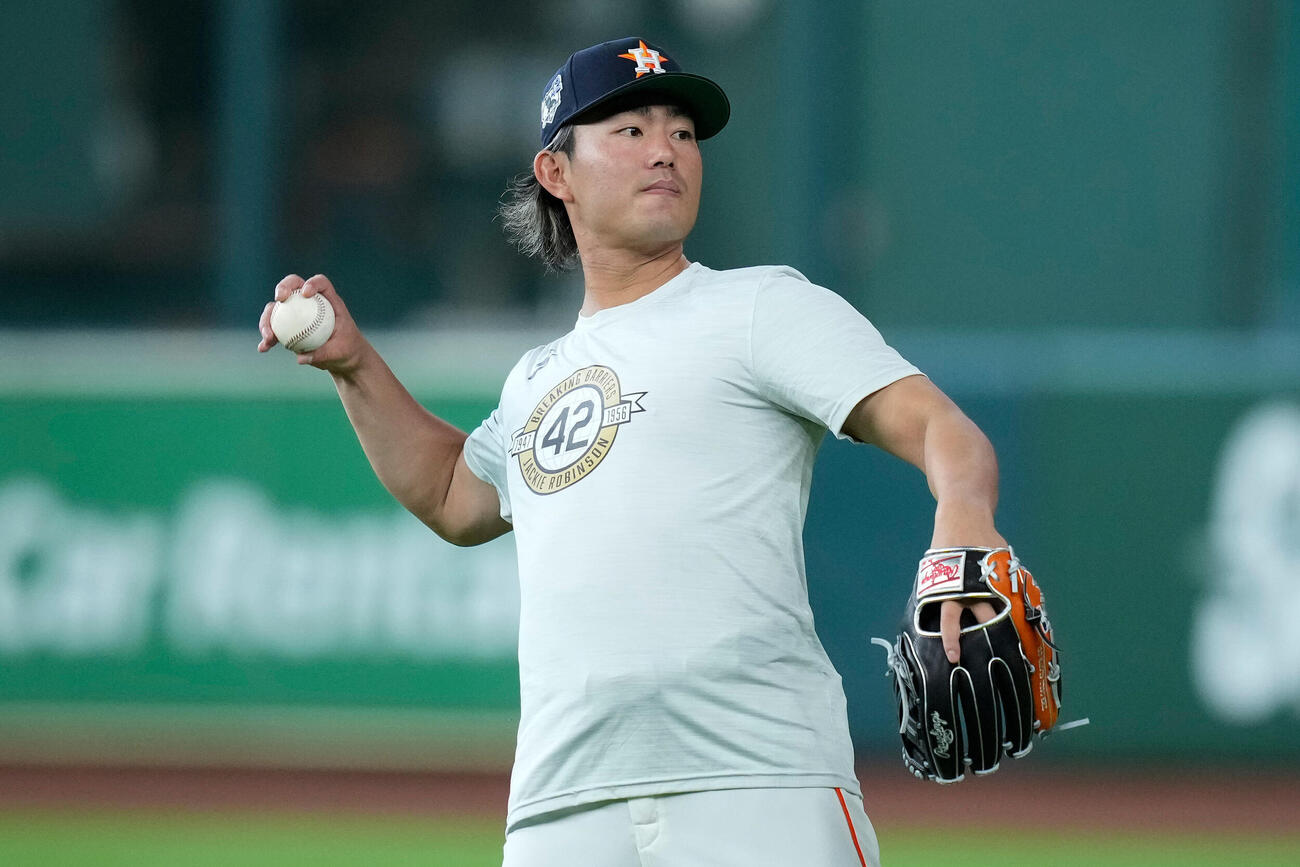 試合前練習でキャッチボールを行うアストロズ今井達也（AP）