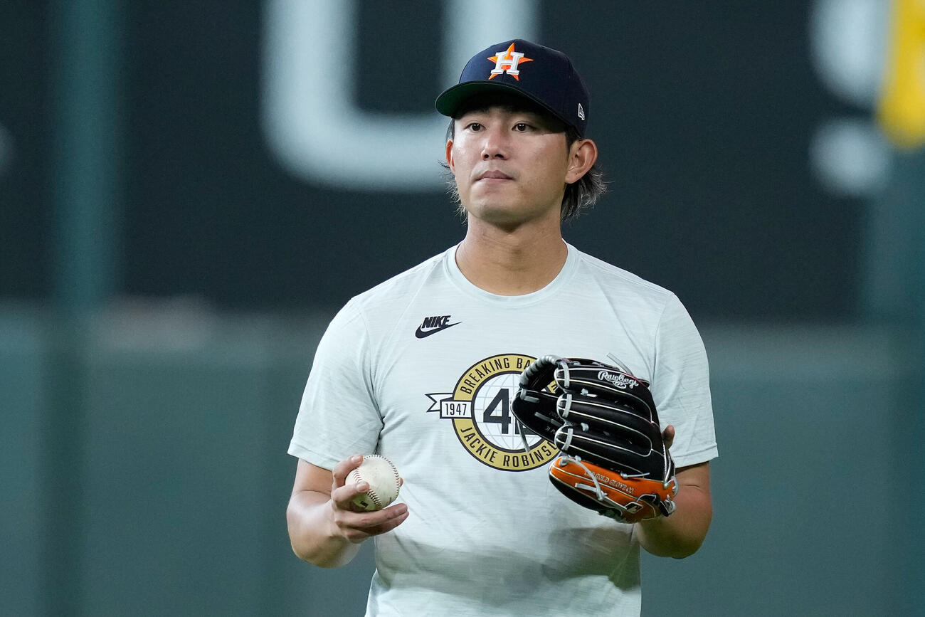 試合前練習でキャッチボールを行うアストロズ今井達也（AP）