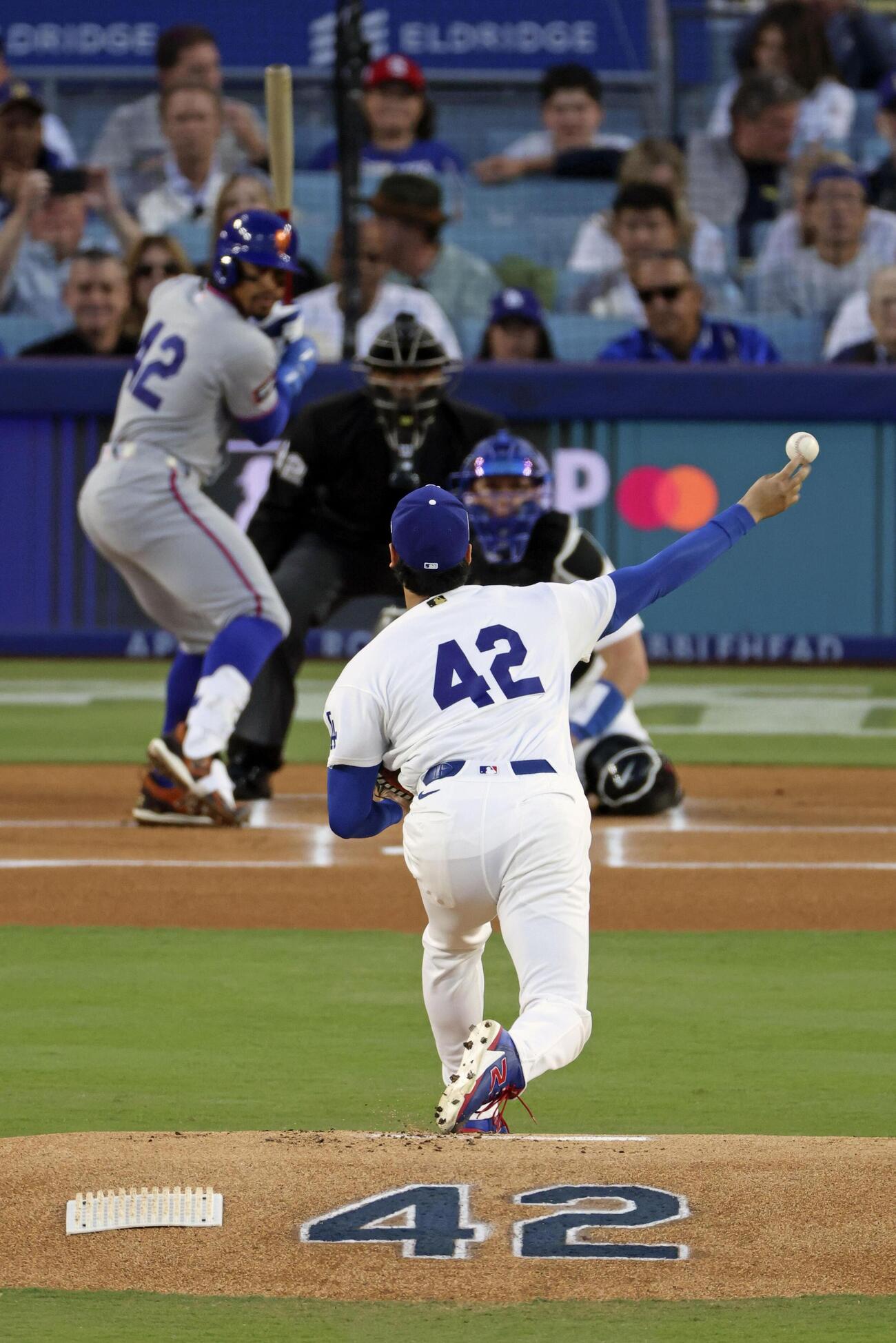 メッツ戦に先発登板したドジャース・大谷。「ジャッキー・ロビンソン・デー」で背番号「42」を着けてプレーした＝ロサンゼルス（共同）