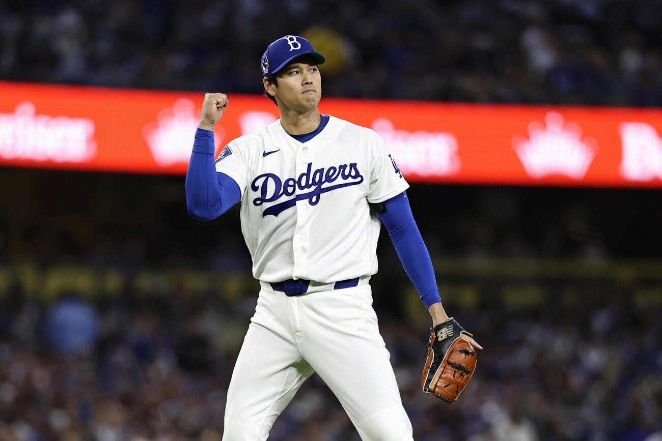 メッツ戦の2回を投げ終え、ガッツポーズするドジャース大谷＝ロサンゼルス（共同）
