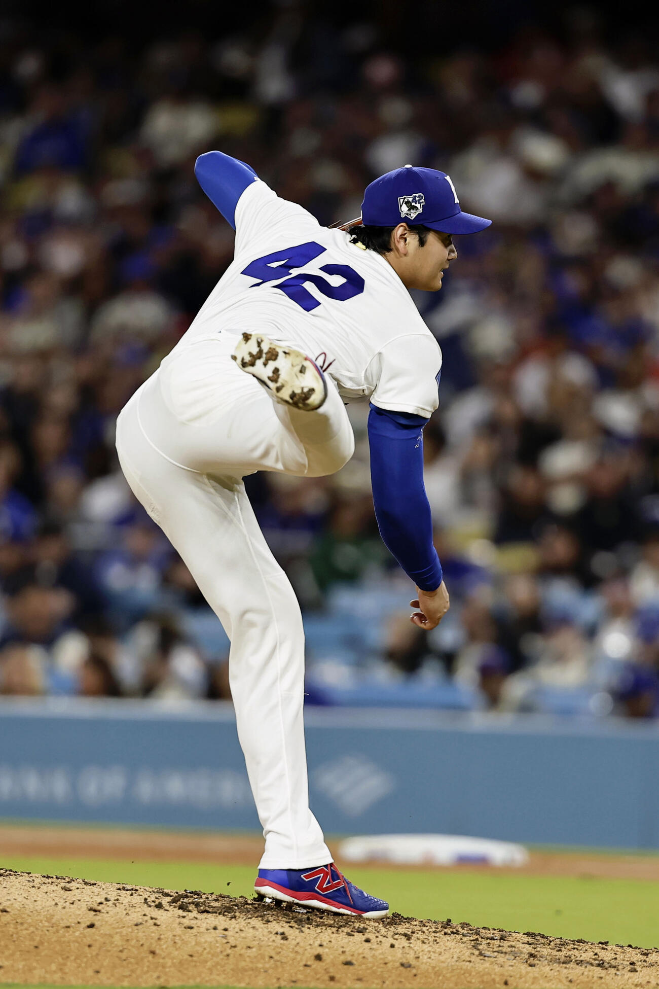 メッツ戦に先発登板したドジャース大谷。「ジャッキー・ロビンソン・デー」で背番号「42」を着けてプレーした＝ロサンゼルス（共同）