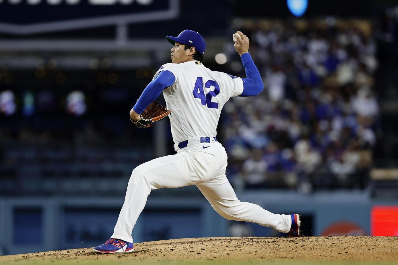 メッツ戦に先発登板したドジャース大谷。「ジャッキー・ロビンソン・デー」で背番号「42」を着けてプレーした＝ロサンゼルス（共同）