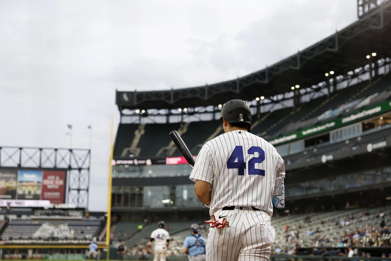 背番号「42」のユニホームでレイズ戦の打席に臨むホワイトソックス村上（手前）（共同）