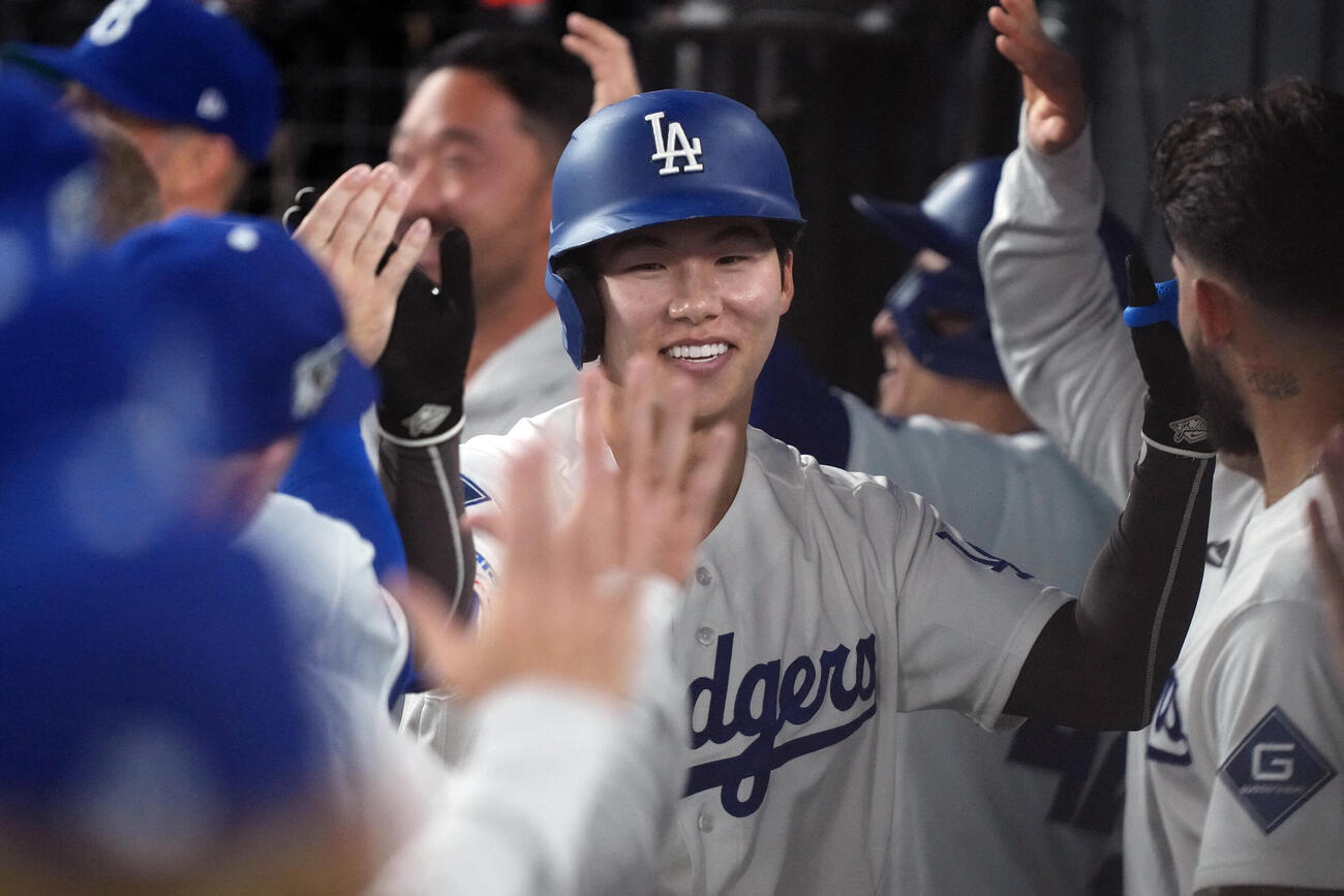 2回に2ランホームランを放ち、喜ぶドジャースのキム・ヘソン（ロイター）