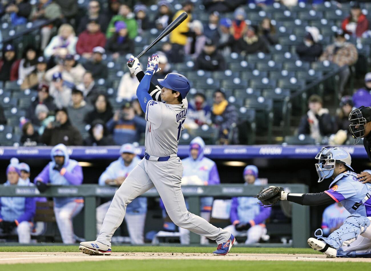 ロッキーズ戦の1回、二塁打を放つドジャース・大谷＝デンバー（共同）