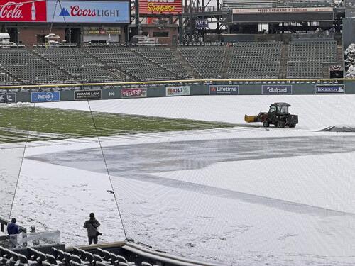 雪が積もったロッキーズの本拠地、クアーズフィールド＝デンバー（共同）