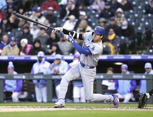 ロッキーズ戦の2回、右前打を放つドジャース・大谷＝デンバー（共同）