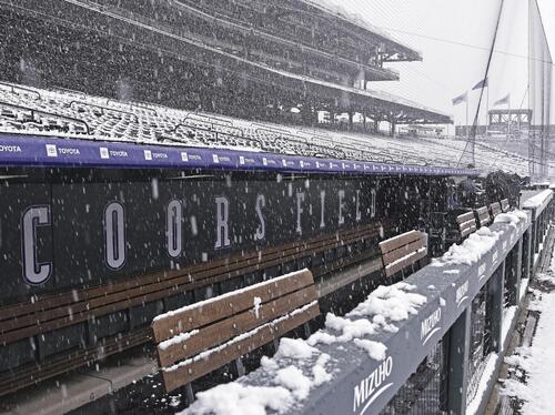 雪が積もったロッキーズの本拠地、クアーズフィールド＝デンバー（共同）