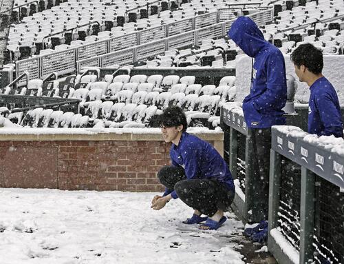 雪が積もったクアーズ・フィールドを見つめるドジャース佐々木（左）＝デンバー（共同）