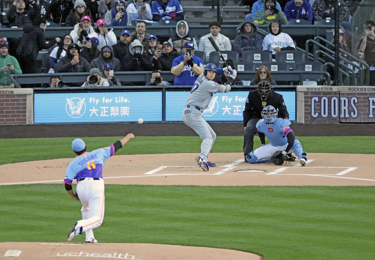 ロッキーズ戦の1回、先発菅野と対戦するドジャース大谷（共同）