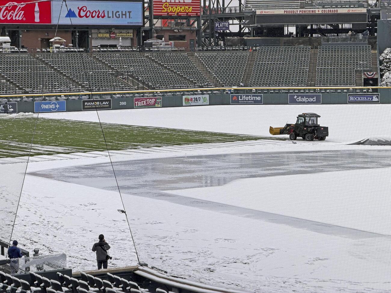 雪が積もったロッキーズの本拠地、クアーズフィールド＝デンバー（共同）