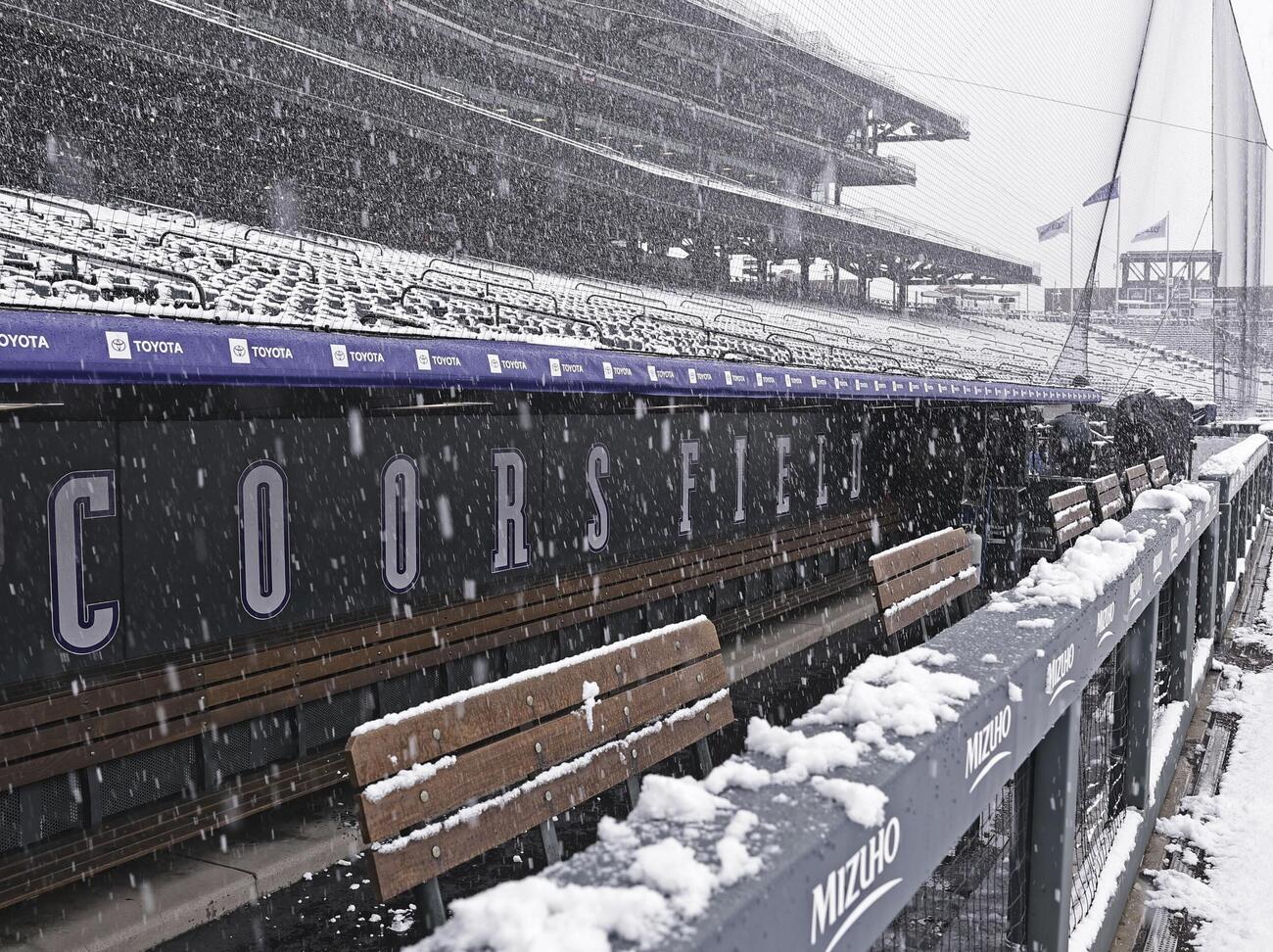雪が積もったロッキーズの本拠地、クアーズフィールド＝デンバー（共同）