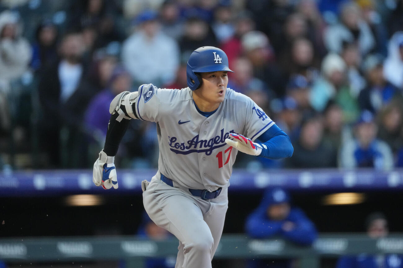 ロッキーズ戦第1打席で菅野智之から二塁打を放つドジャース大谷翔平（AP）