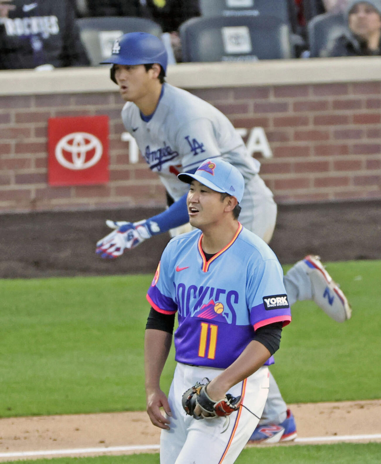 ドジャース戦の2回、大谷（奥）に右前打を許したロッキーズ先発の菅野＝デンバー（共同）