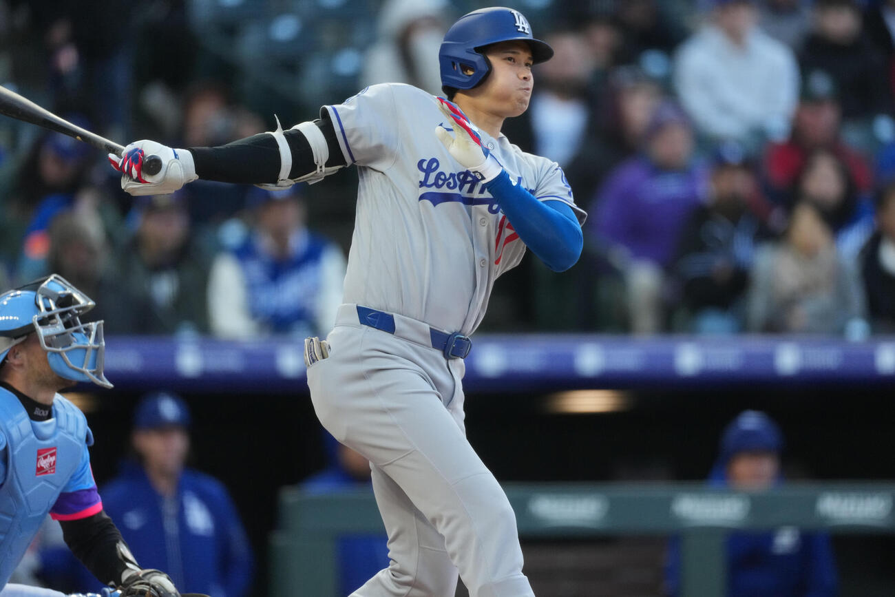 ロッキーズ戦第1打席で菅野智之から二塁打を放つドジャース大谷翔平（AP）