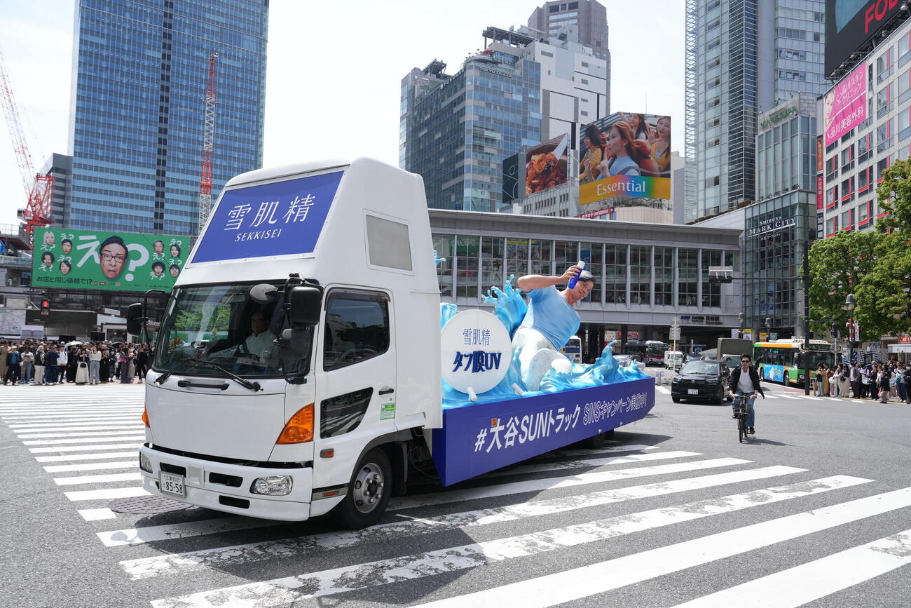 渋谷スクランブル交差点を走行する雪肌精「大谷SUNトラック」（撮影・小沢裕）