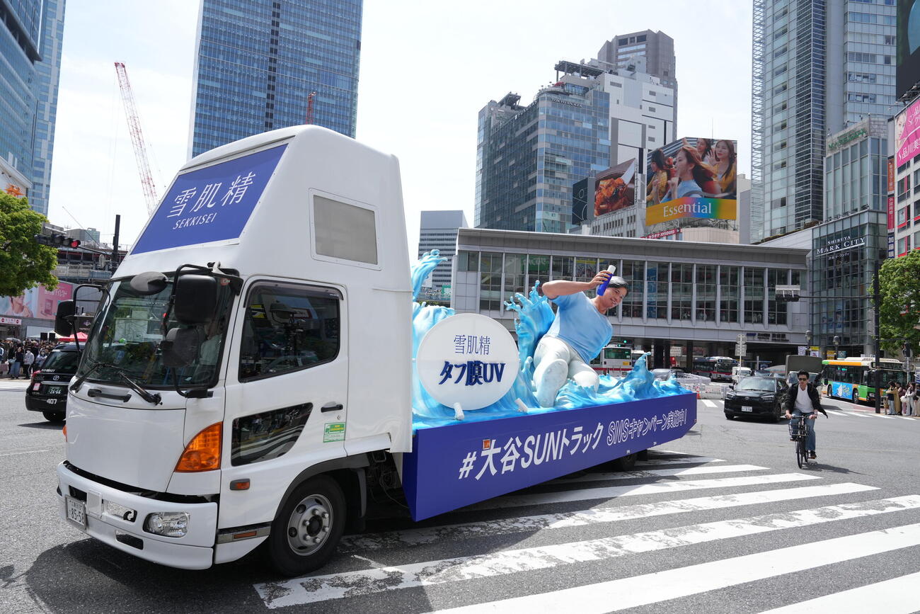 渋谷スクランブル交差点を走行する雪肌精「大谷SUNトラック」（撮影・小沢裕）
