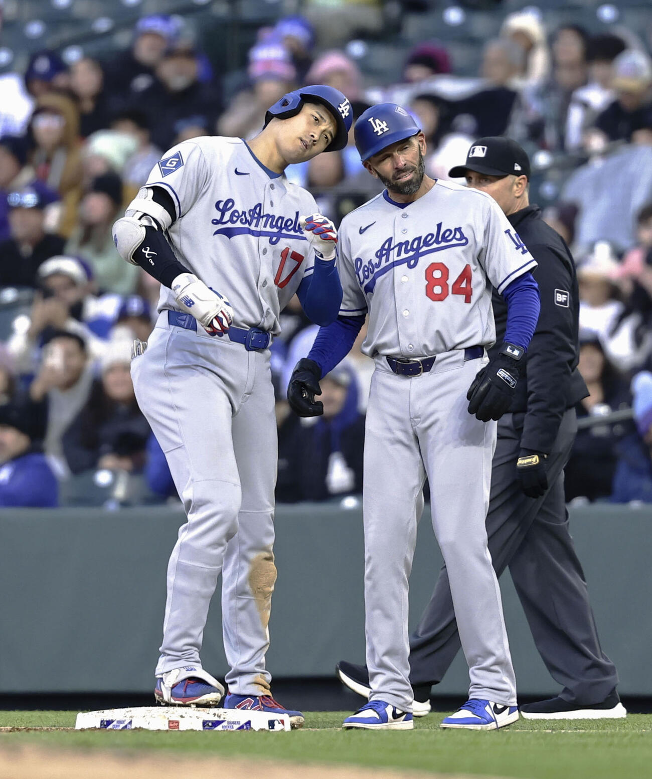ロッキーズ戦の2回、右前打を放ち、ヘルメットを合わせるドジャース・大谷（左）＝デンバー（共同）