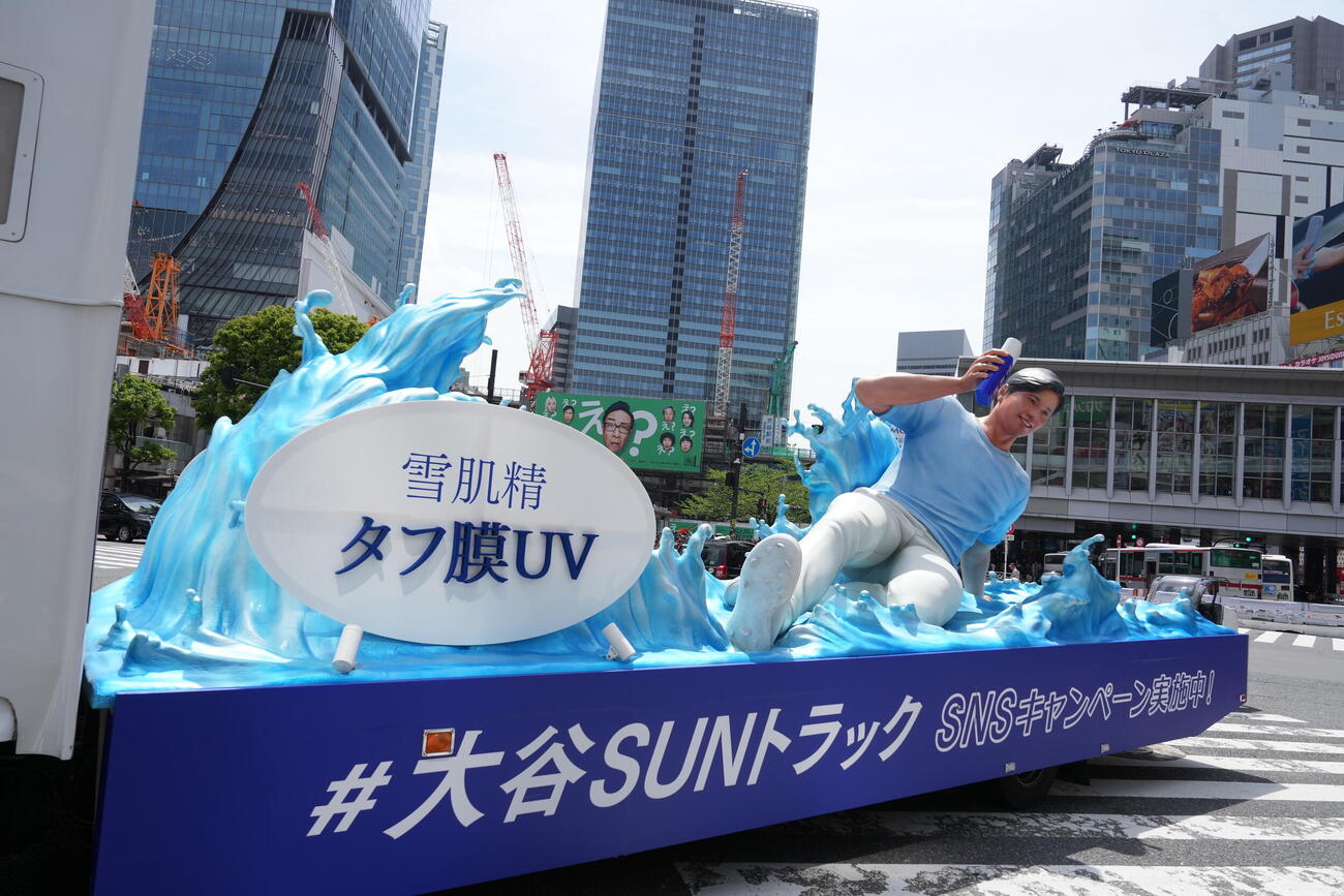 渋谷スクランブル交差点を走行する雪肌精「大谷SUNトラック」（撮影・小沢裕）