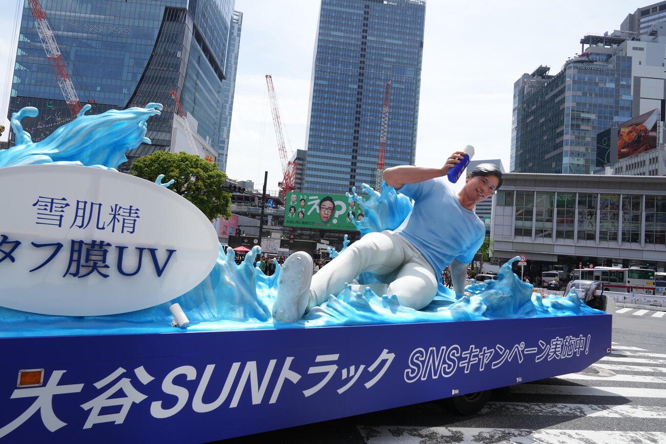 渋谷スクランブル交差点を走行する雪肌精「大谷SUNトラック」（撮影・小沢裕）