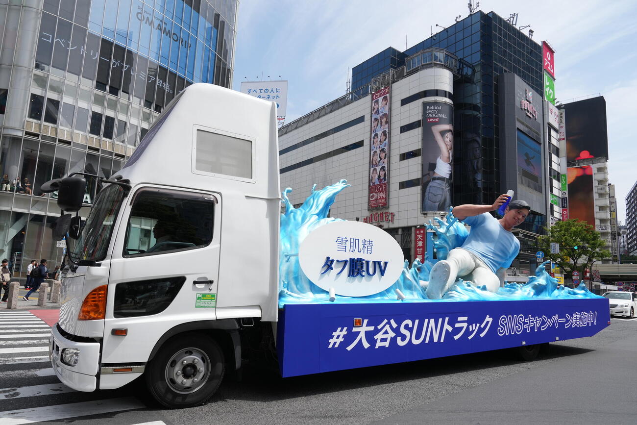 渋谷スクランブル交差点を通る雪肌精「大谷SUNトラック」（撮影・小沢裕）