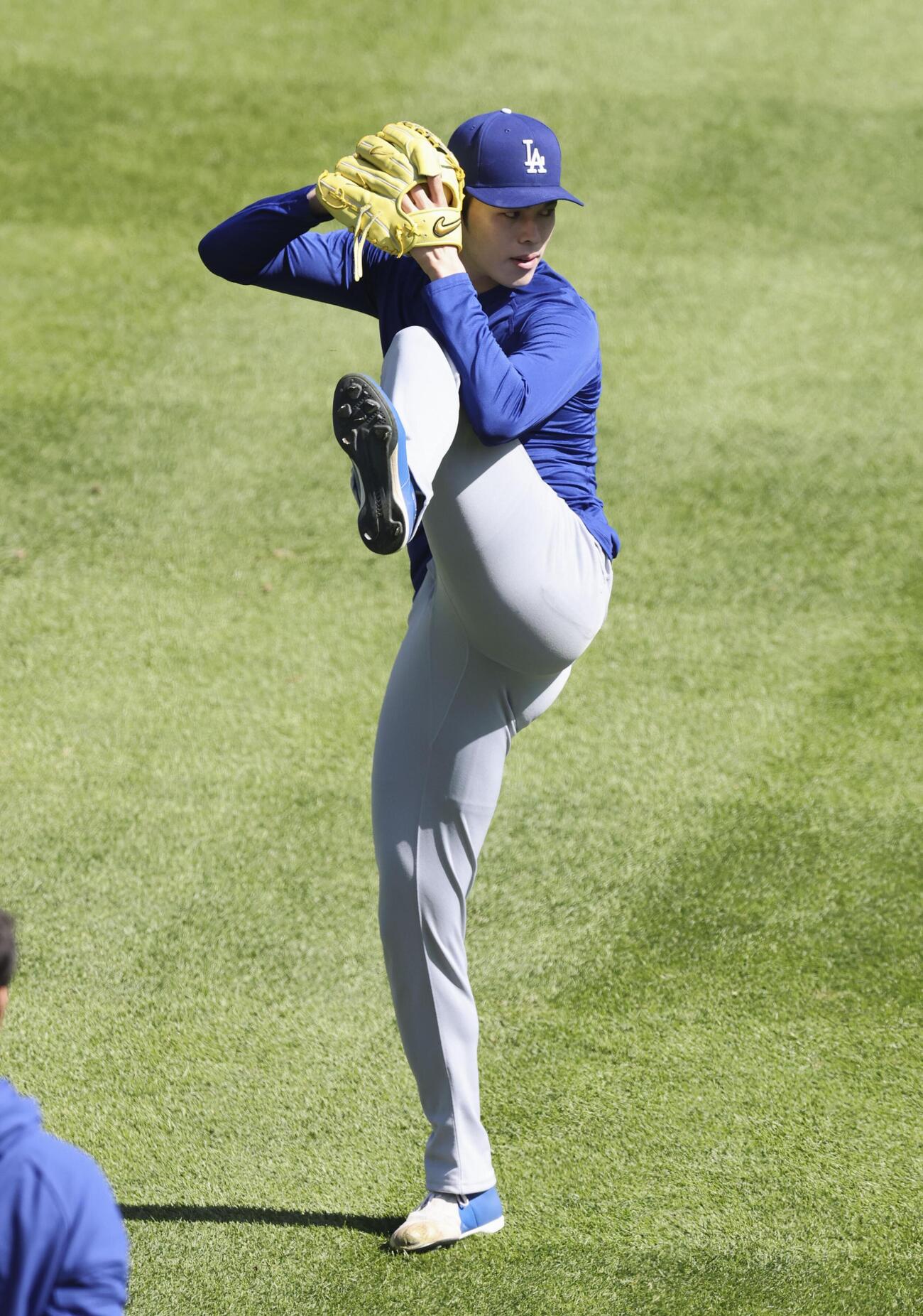 キャッチボールするドジャース・佐々木＝デンバー（共同）
