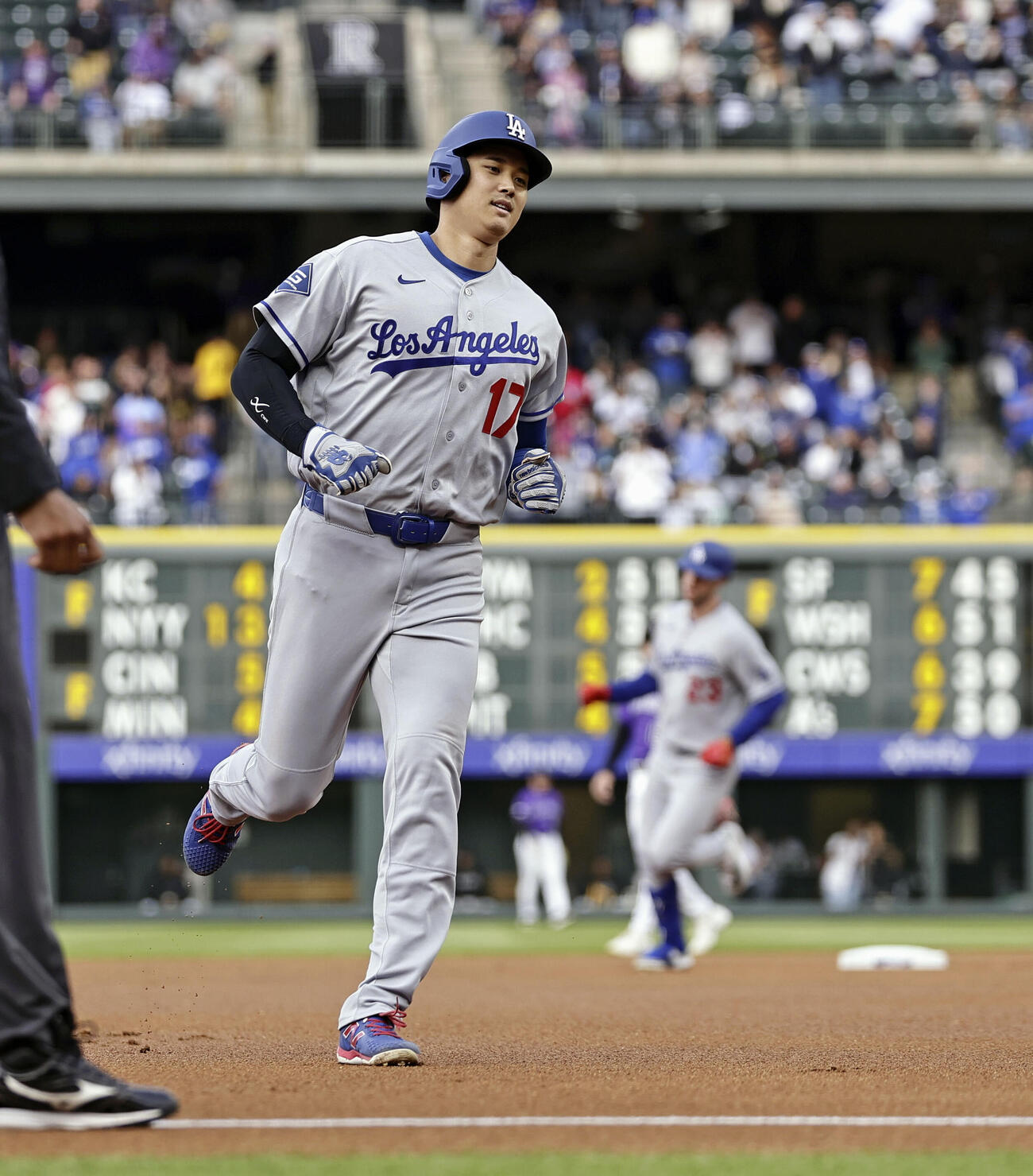 ロッキーズ戦の1回、相手失策で出塁し、タッカー（奥）の2ランで塁を回るドジャース・大谷＝デンバー（共同）