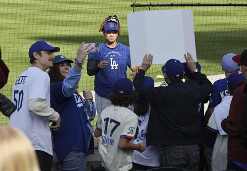 試合前、ファンにサインするドジャース・大谷＝デンバー（共同）
