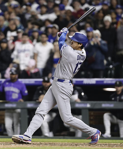 ロッキーズ戦の9回、右前打を放つドジャース・大谷。昨季から50試合連続出塁となった＝デンバー（共同）