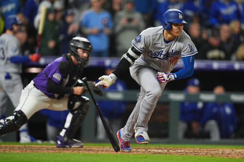 9回、右前安打を放つドジャース大谷（AP）