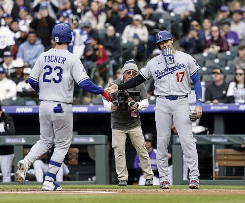 ロッキーズ戦の1回、2ランを放ったタッカー（左）を迎えるドジャース・大谷＝デンバー（共同）