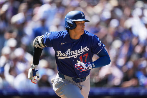3回、右へ適時二塁打を放つドジャース大谷 (AP)