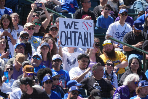 大谷を応援するファン (AP)