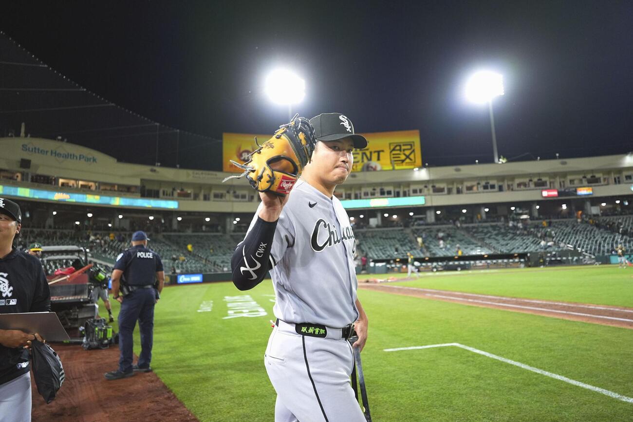 アスレチックスに快勝し、ファンの歓声に応えるホワイトソックス・村上（共同）