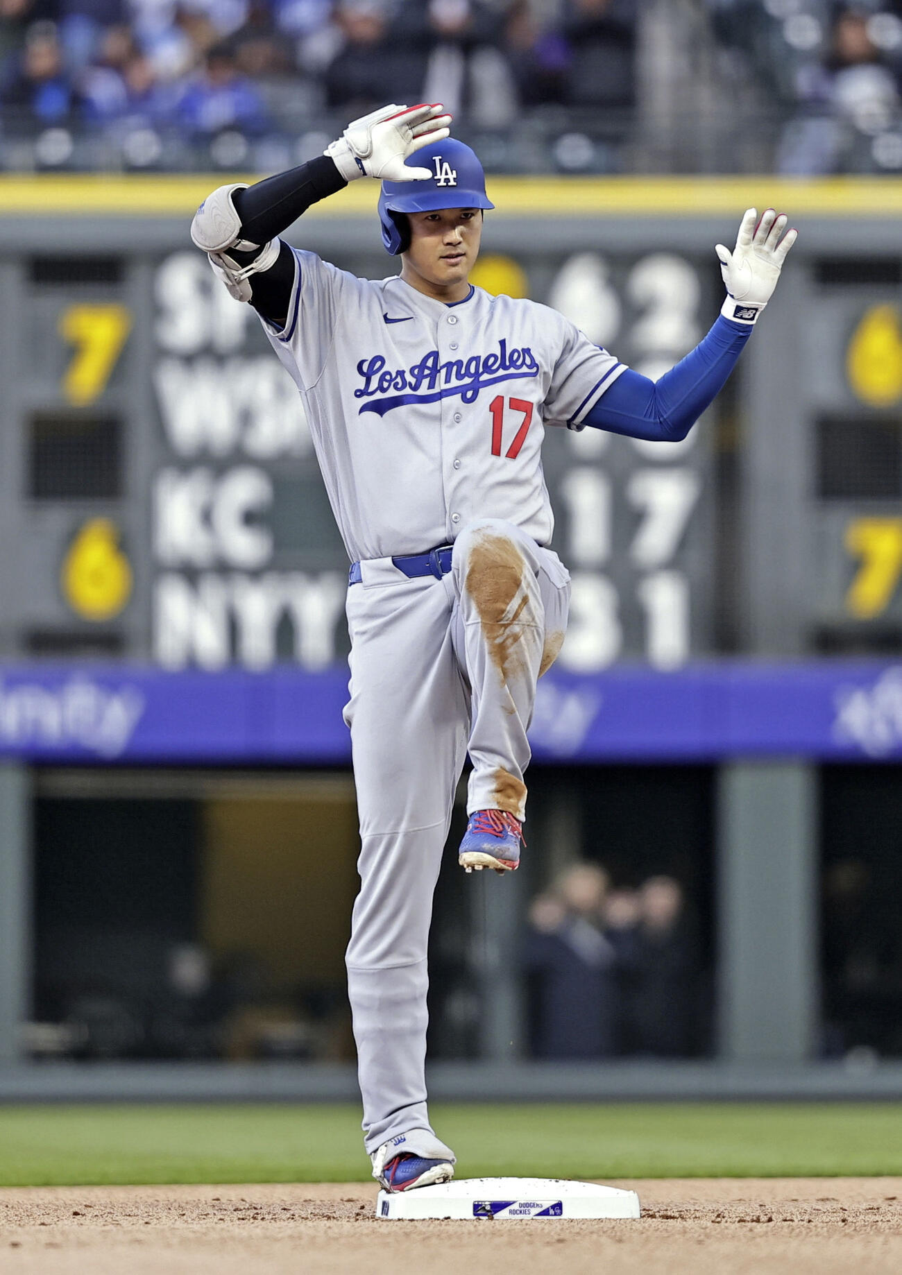 ロッキーズ戦の1回、二塁打を放ちポーズをとるドジャース・大谷＝デンバー（共同）
