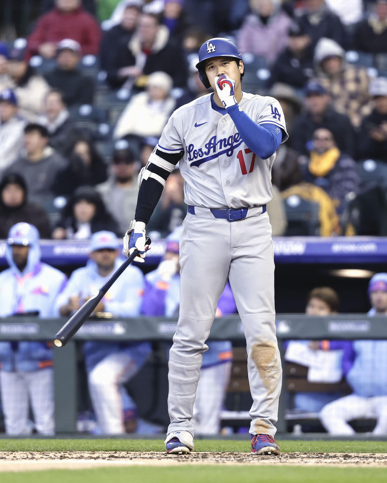ロッキーズ戦の2回、手に息を吹きかけるドジャース大谷（共同）