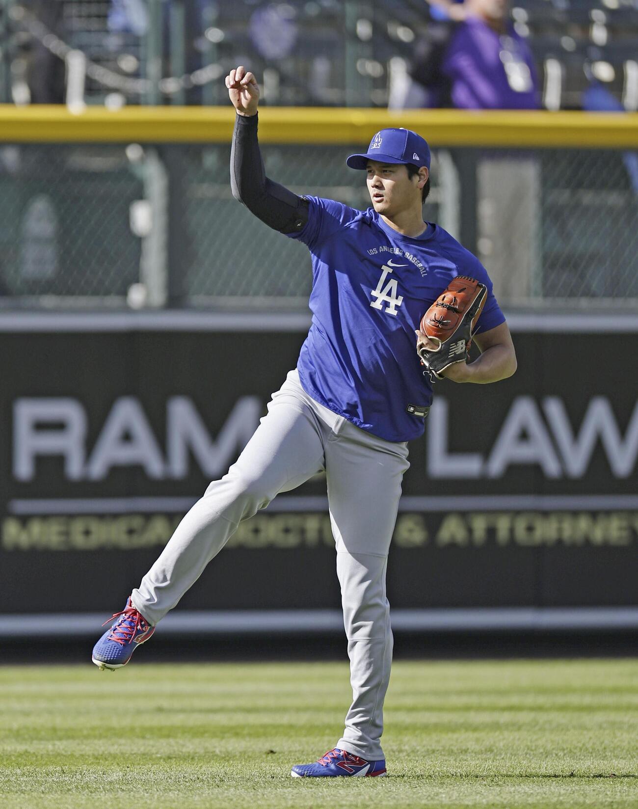 キャッチボールするドジャース・大谷＝デンバー（共同）