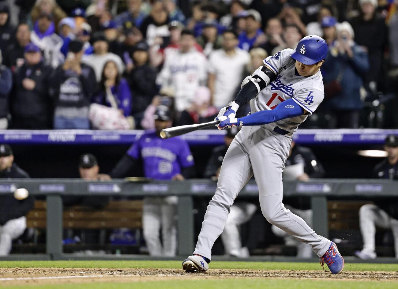 ロッキーズ戦の9回、右前打を放つドジャース・大谷。昨季から50試合連続出塁となった＝デンバー（共同）