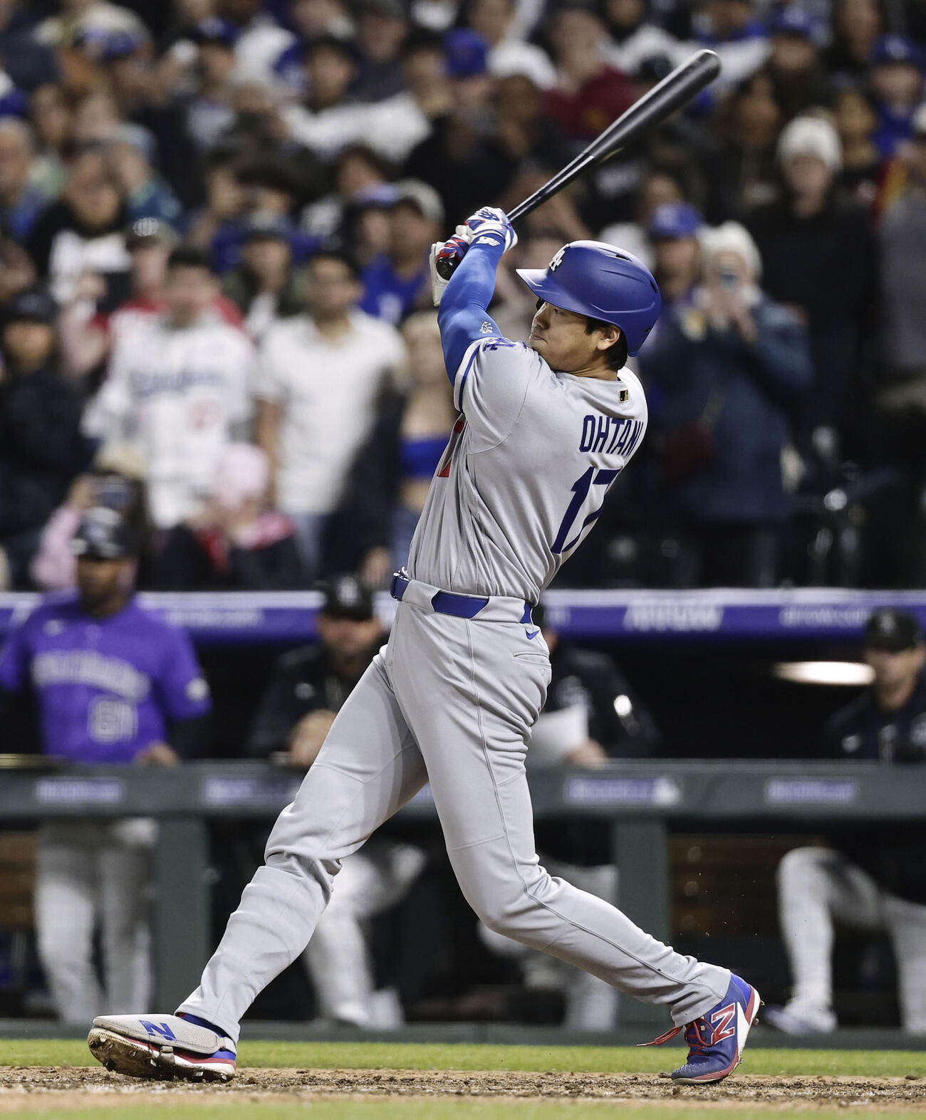 ロッキーズ戦の9回、右前打を放つドジャース・大谷。昨季から50試合連続出塁となった＝デンバー（共同）