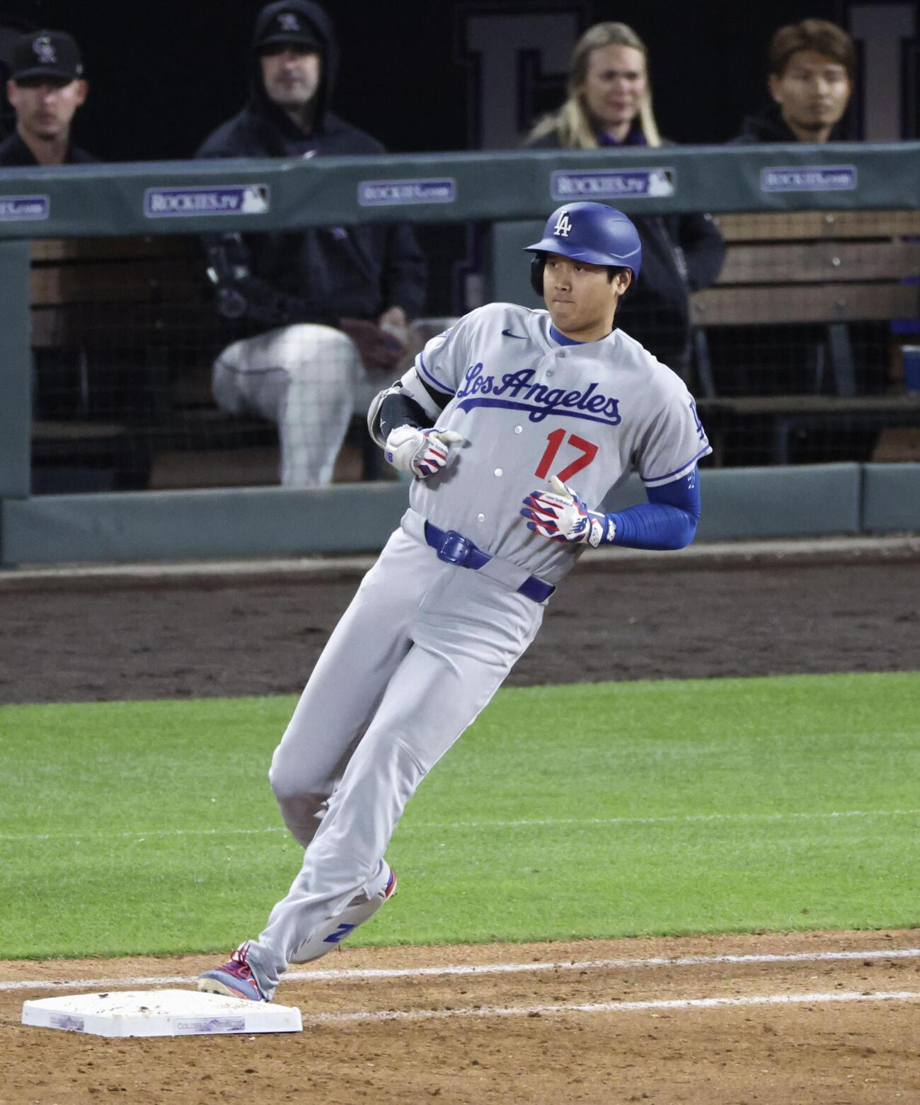 ロッキーズ戦の9回、右前打で出塁したドジャース・大谷。昨季から50試合連続出塁となった（共同）
