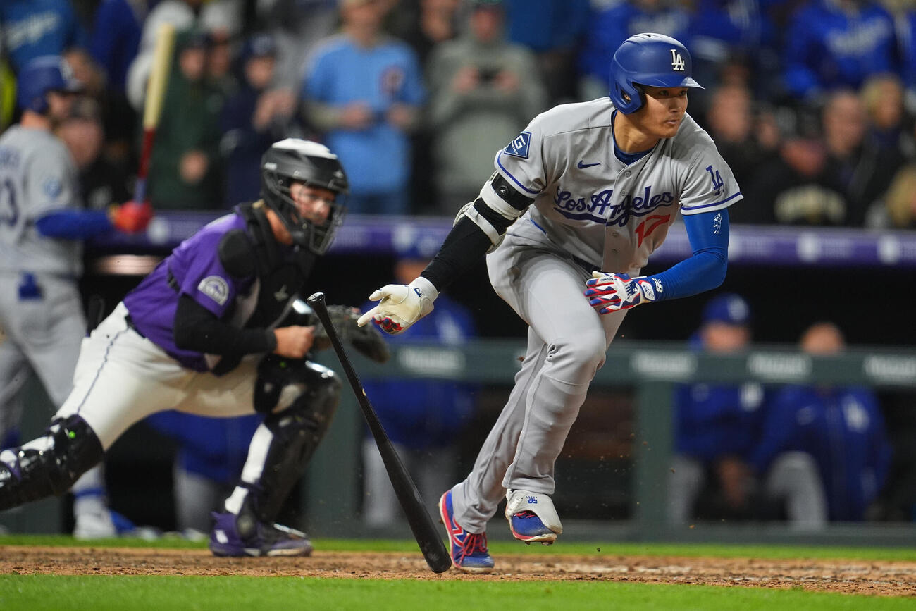 9回、右前安打を放つドジャース大谷（AP）