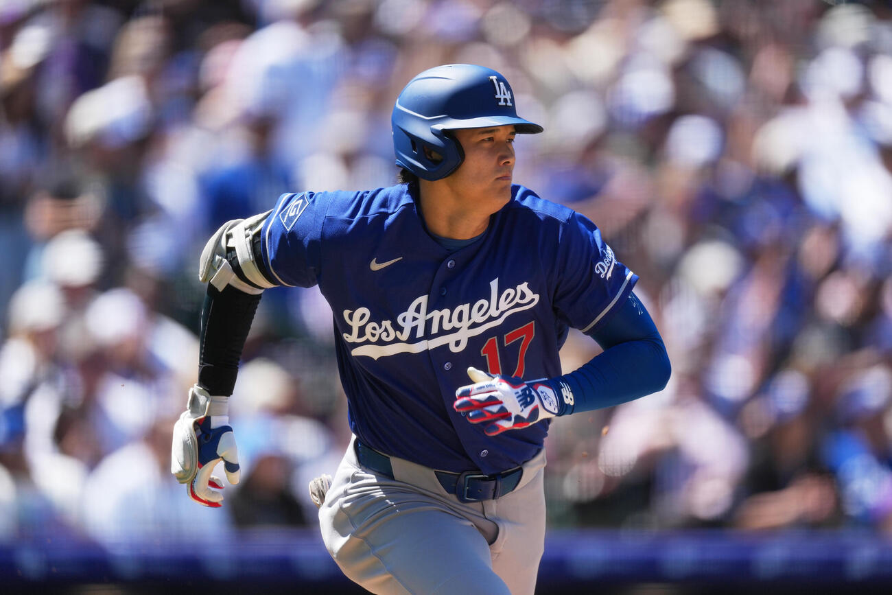 3回、右へ適時二塁打を放つドジャース大谷 (AP)
