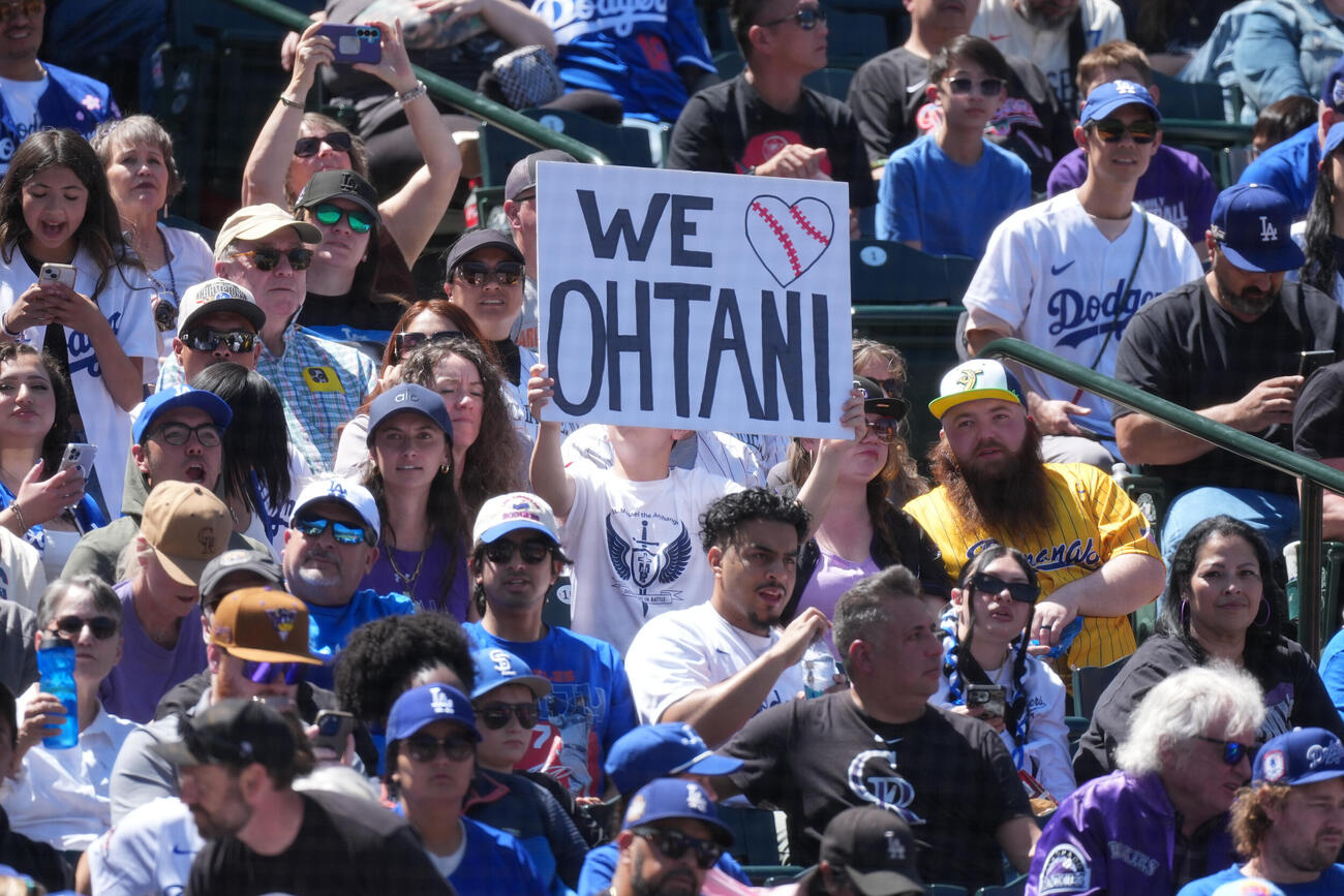 大谷を応援するファン (AP)