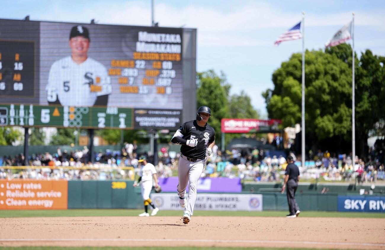 アスレチックス戦の5回、3試合連続本塁打となる8号2ランを放ち塁を回るホワイトソックス村上（共同）