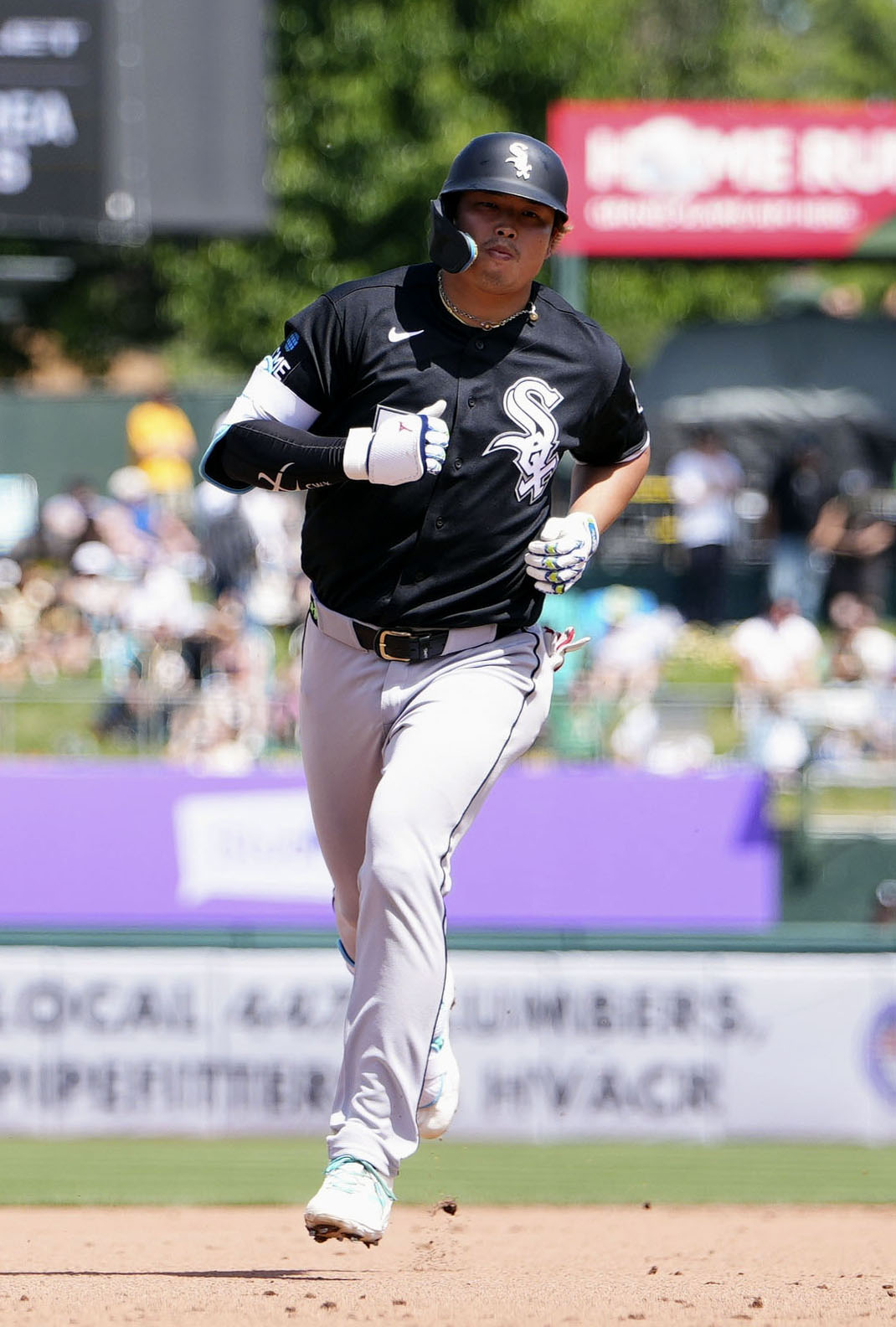 アスレチックス戦の5回、3試合連続本塁打となる8号2ランを放ち塁を回るホワイトソックス村上＝サクラメント（共同）