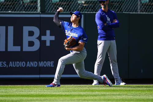 ドジャースのマーク・プライアー投手コーチ（右）に見守られながら練習するドジャース大谷翔平（AP）